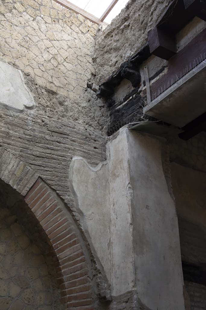 VI.21 Herculaneum. March 2019.
Detail from upper north wall on east side of plaque in north-west corner.
Foto Annette Haug, ERC Grant 681269 DÉCOR
